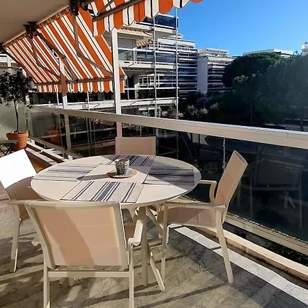 Beautiful 2-bedroom With Sea View In Αντίμπ