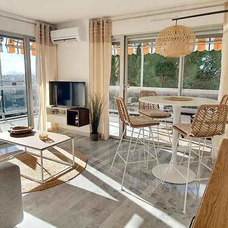 Lejlighed Beautiful 2-bedroom With Sea View In Antibes