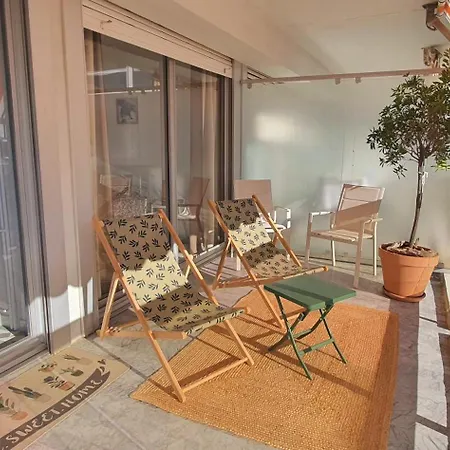 Apartmán Beautiful 2-bedroom With Sea View In Antibes