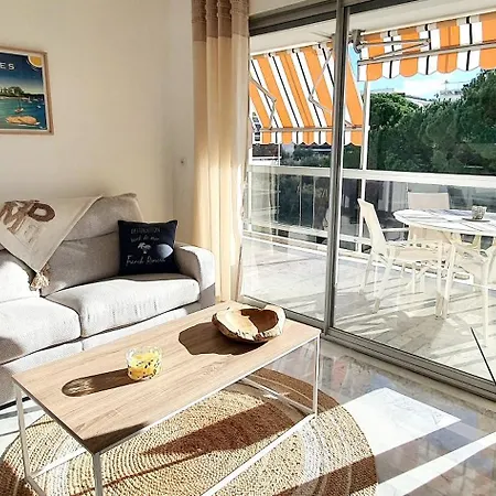 Apartmán Beautiful 2-bedroom With Sea View In *