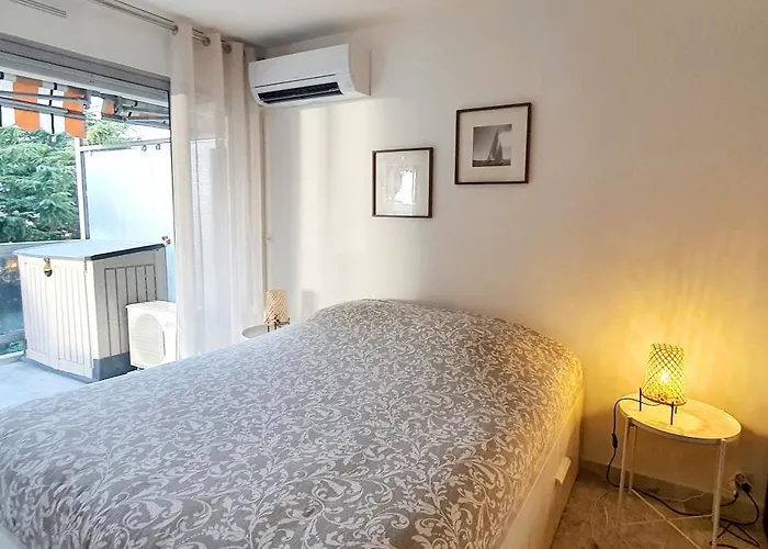 Beautiful 2-bedroom With Sea View In Lejlighed Antibes