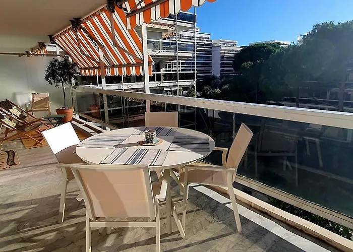 Beautiful 2-bedroom With Sea View In Antibes
