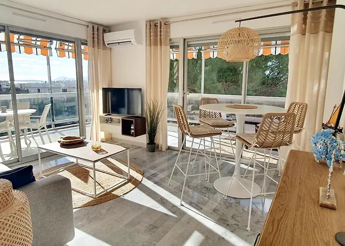 Lejlighed Beautiful 2-bedroom With Sea View In Antibes