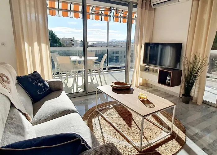 Beautiful 2-bedroom With Sea View In Lejlighed Antibes