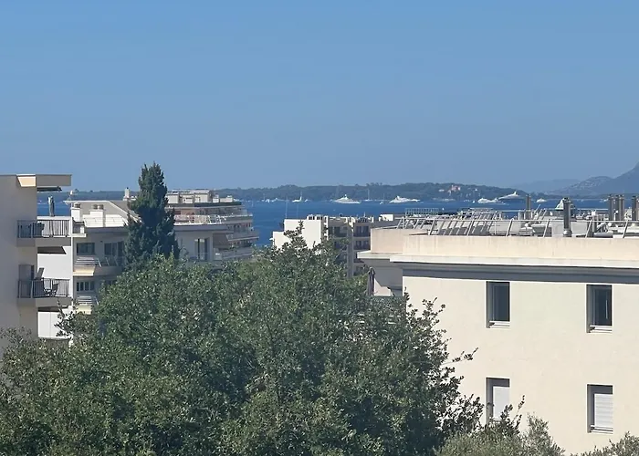 Beautiful 2-bedroom With Sea View In Lejlighed Antibes